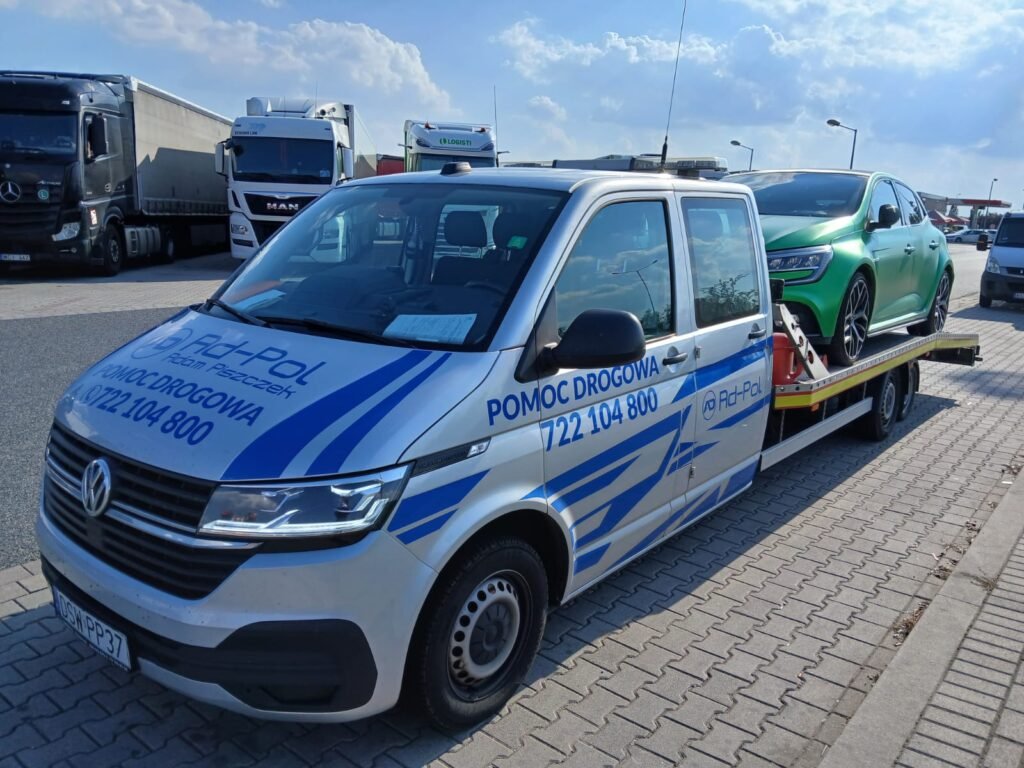 Bezpieczny transport holowanego samochodu na terenie Legnicy, zapewniający spokój klientom.