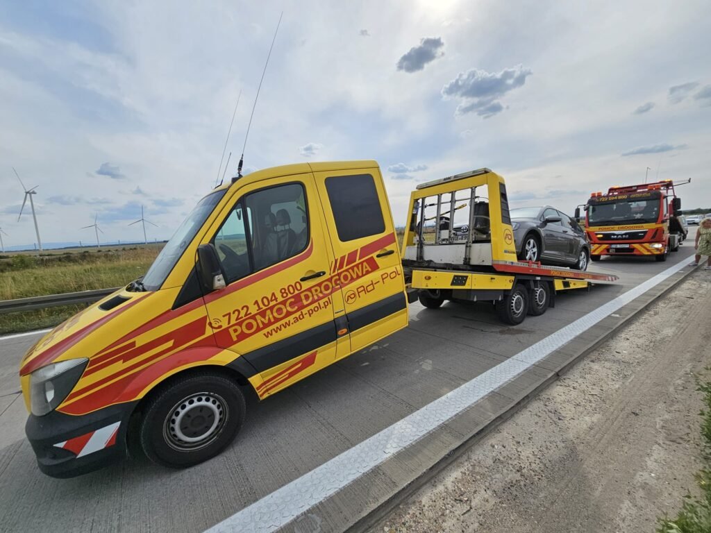 Usługa lawetą w Legnicy przewożąca samochód na platformie.