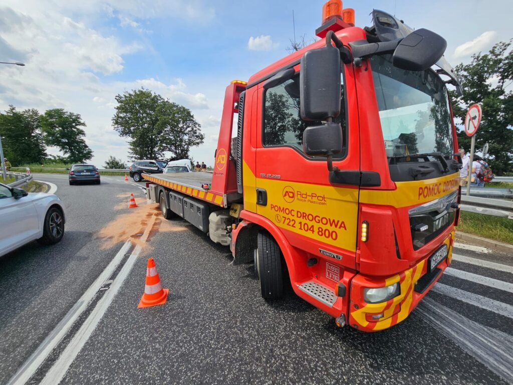 Laweta w Legnicy transportująca samochód na autostradzie.