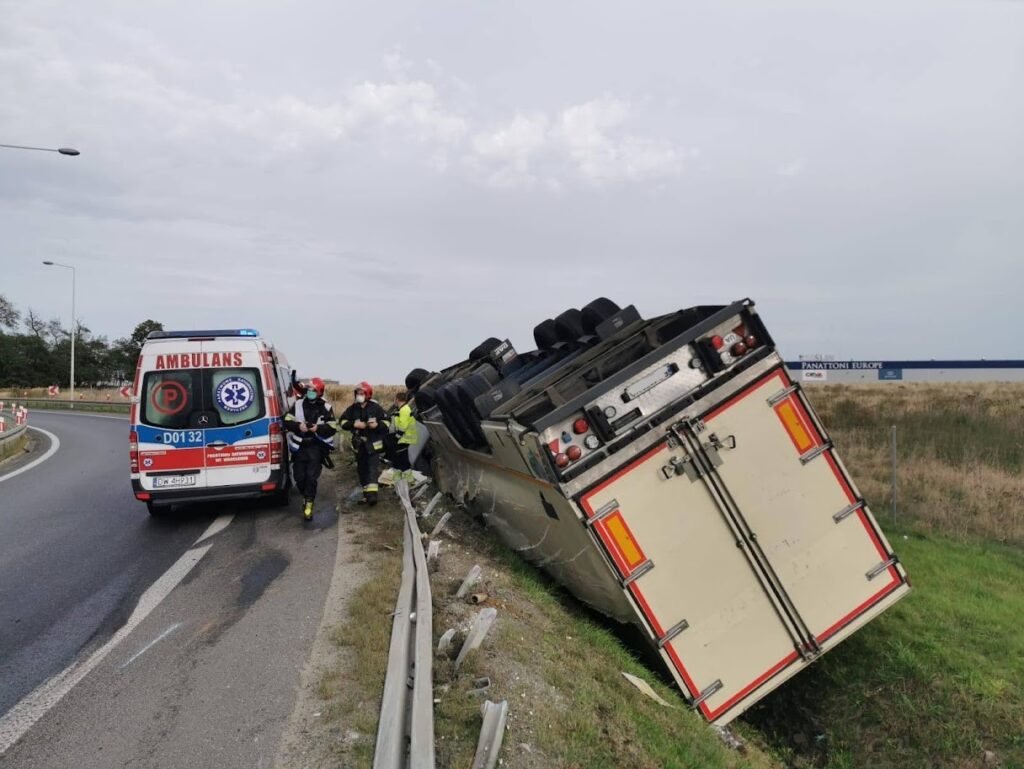 Laweta podczas holowania auta osobowego na terenie Legnicy – profesjonalne holowanie Legnica 24/7