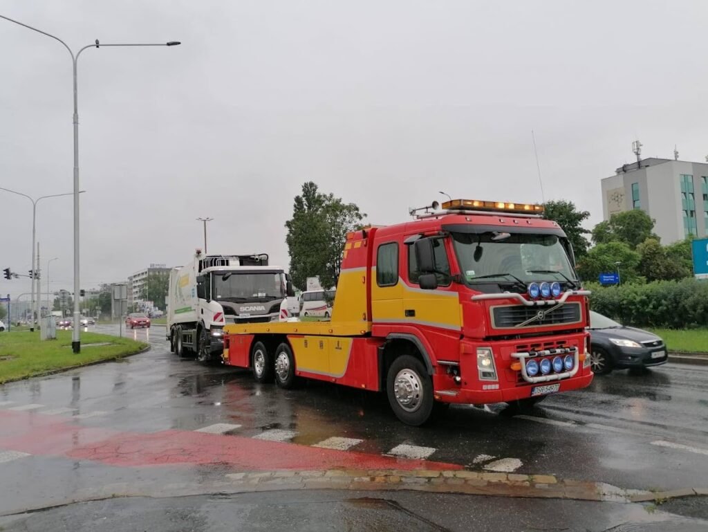 Laweta Legnica podczas holowania uszkodzonego auta po kolizji drogowej