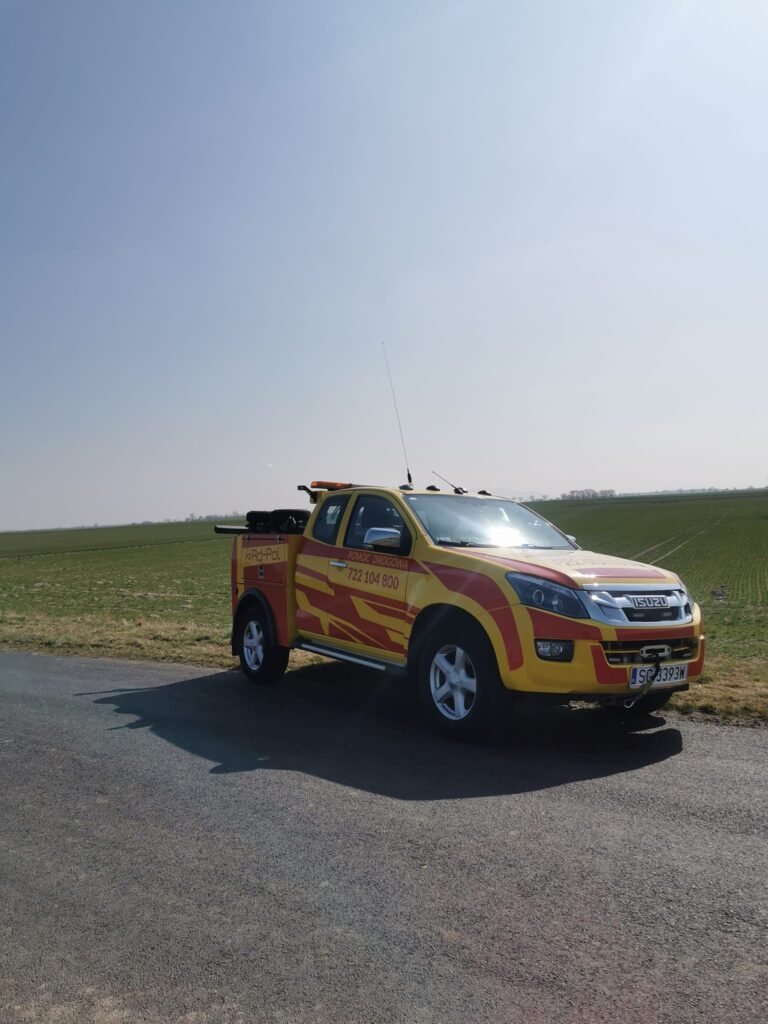 Laweta Legnica podczas nocnej akcji holowania auta na autostradzie, szybka pomoc 24/7 w nagłych sytuacjach.