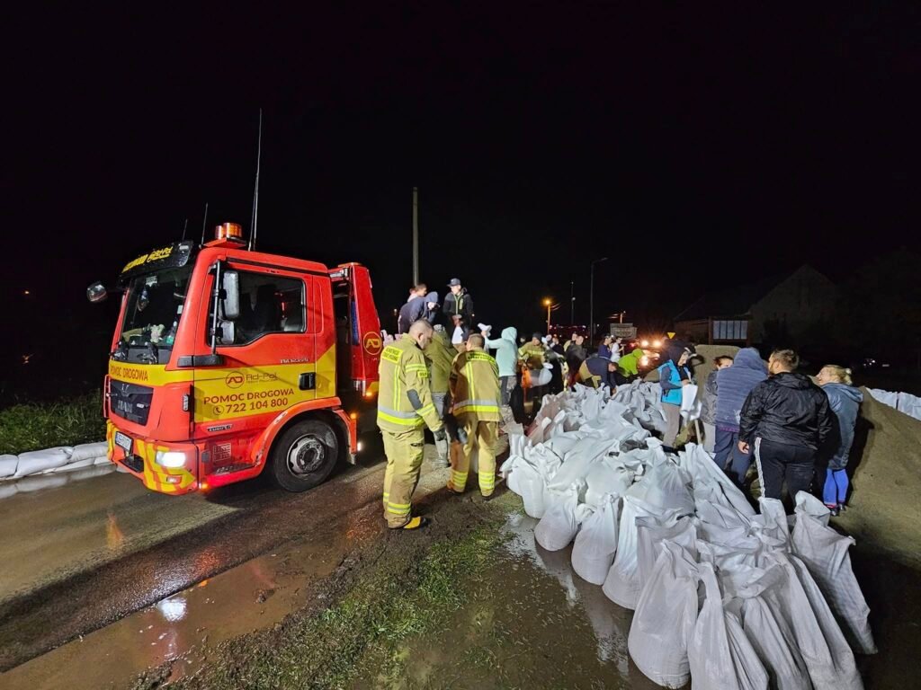 Laweta podczas akcji – ekspresowe holowanie Legnica zapewniające bezpieczeństwo kierowcom i pojazdom na drodze.