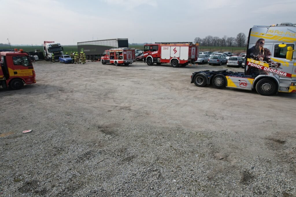 Laweta Legnica holuje uszkodzony samochód na drodze, szybka i bezpieczna pomoc drogowa w Legnicy.