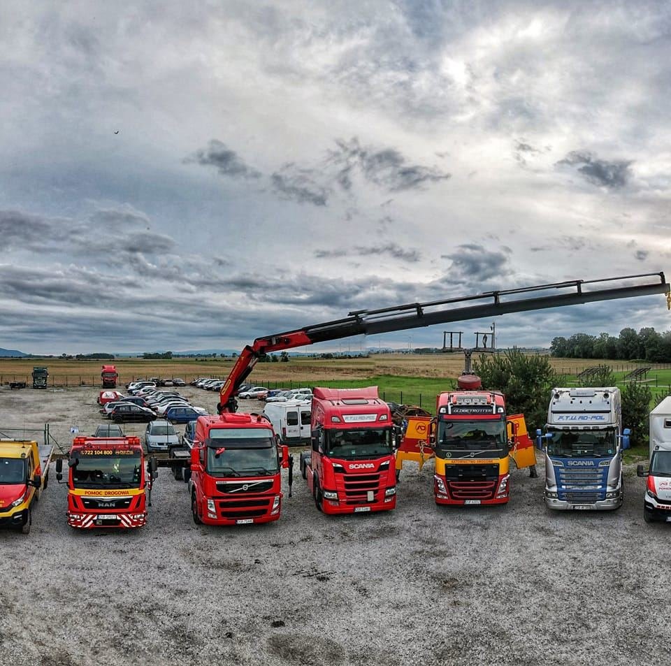 Pomoc drogowa Legnica uruchamia unieruchomiony samochód na poboczu, oferując wsparcie kierowcom w awarii.