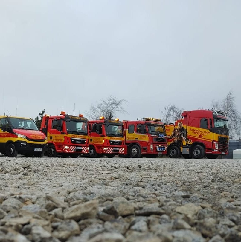 Profesjonalna laweta Legnica transportująca uszkodzony samochód osobowy po awarii na drodze w bezpieczny sposób
