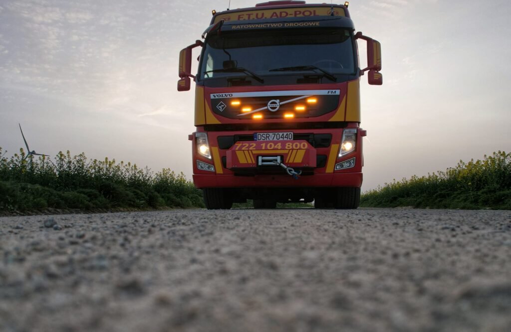 Pomoc drogowa Legnica podczas wyciągania samochodu z ośnieżonego rowu przy użyciu wyciągarki i lawety