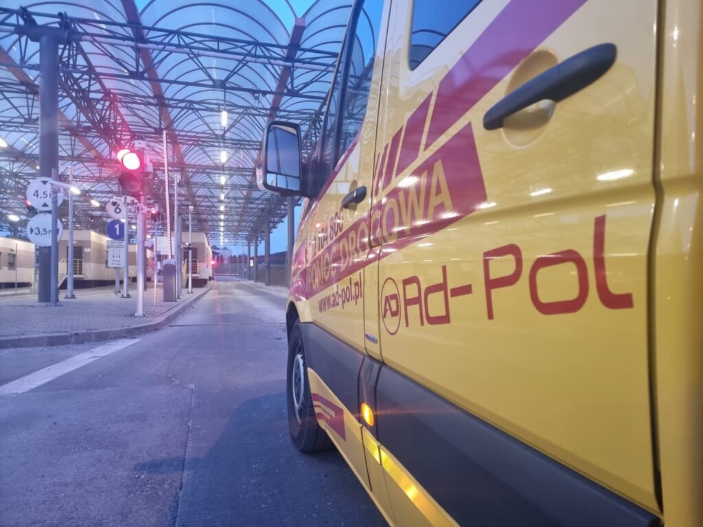 Profesjonalne holowanie Legnica w nocy – laweta pomaga kierowcy przy awarii auta na drodze w weekend.