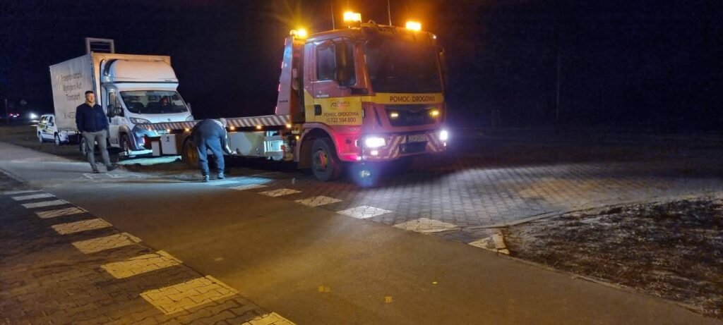 Laweta Legnica transportuje uszkodzony samochód po awarii na drodze w okolicach Legnicy