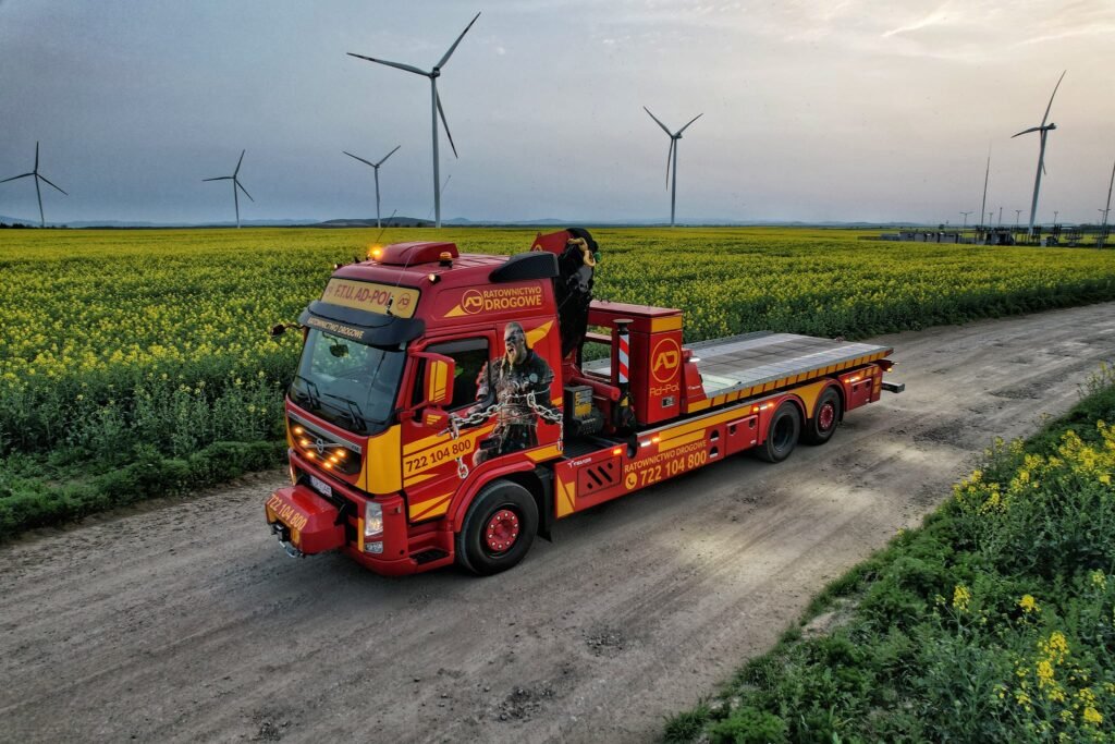 Pomoc dorgowa Legnica podczas kolizji zabezpiecza pojazd i zapewnia bezpieczny transport auta lawetą