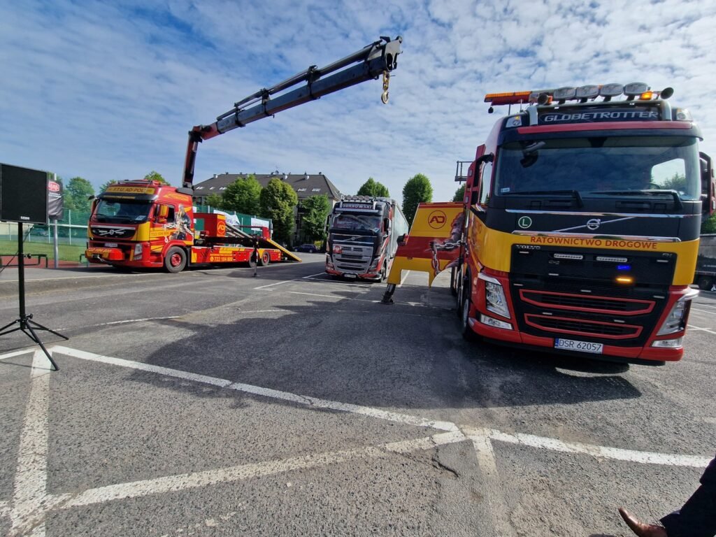 Laweta Legnica transportująca uszkodzony samochód po awarii na drodze w Legnicy