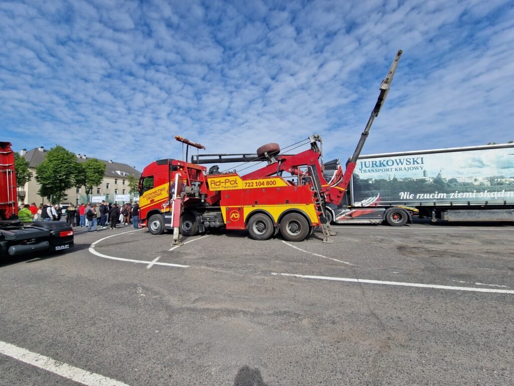 Holowanie Legnica – laweta transportuje uszkodzony samochód po awarii na terenie miasta Legnica