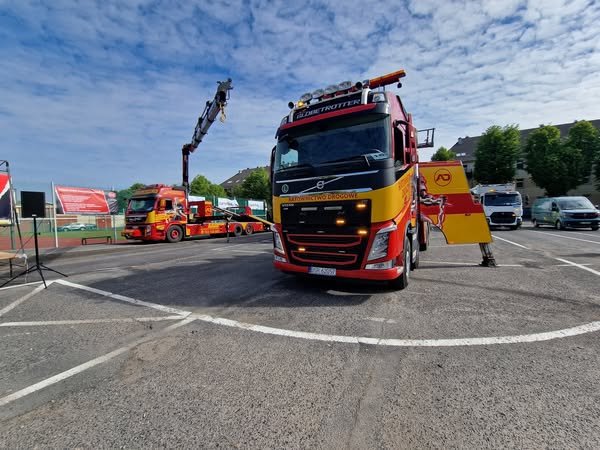 Pomoc drogowa Legnica holuje uszkodzony samochód po awarii na drodze w okolicach Legnicy
