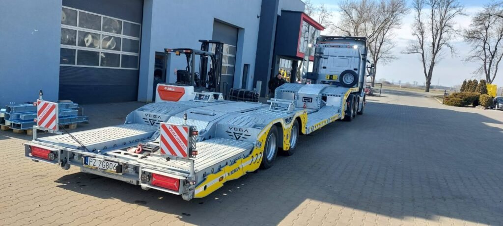 Laweta Legnica transportuje uszkodzony samochód po awarii na drodze w okolicach Legnicy.